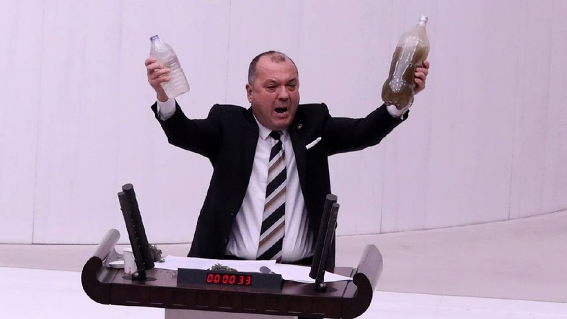 Meclis'te Yine Gergin Anlar... CHP’li Vekil Masaya Bıraktı, Murat Kurum İtti, En Son Kargoya Verildi - Resim : 2