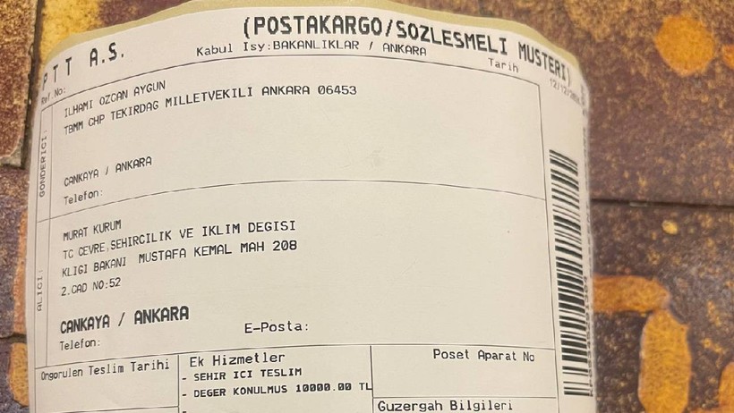 Meclis'te Yine Gergin Anlar... CHP’li Vekil Masaya Bıraktı, Murat Kurum İtti, En Son Kargoya Verildi - Resim : 4