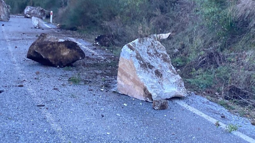 Aydın'da Heyelan Felaketi! İki İlçeyi Birbirine Bağlayan Yol Kapatıldı - Resim : 2