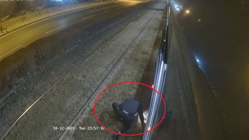 Tramvay Raylarına Köpek Bağladılar, Vatman Son Dakika Fark Etti - Resim : 3