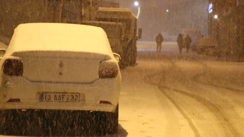 Van'da Kar Yağışı! Karayolu Trafiğe Kapatıldı, Okullar Tatil İlan Edildi - Resim : 1
