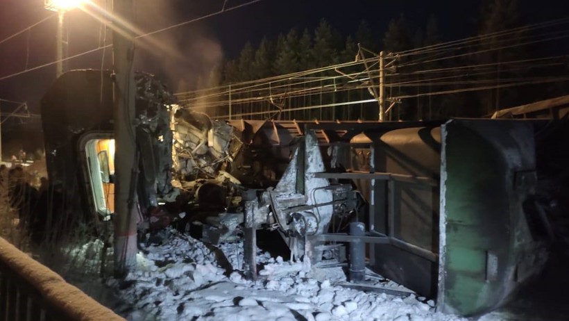 Rusya'da Feci Kaza: Yolcu Treni ile Yük Treni Kafa Kafaya Çarpıştı - Resim : 1