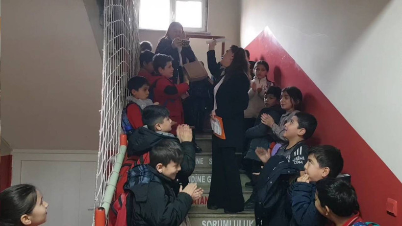 Emekliliğe Ayrılan Öğretmene Ağlatan Veda! Öğrencileri Sevgi Koridoru Kurdu - Resim : 3