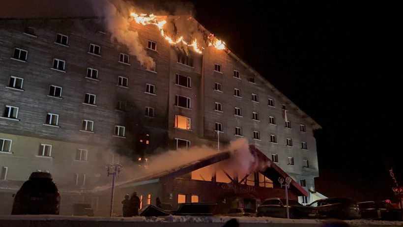 Bolu'da Kayak Merkezindeki Otel Yangınında Can Pazarı: Kaçmak İçin Camlardan Atladılar! Ölü ve Yaralılar Var - Resim : 1