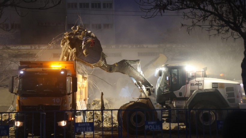 Konya'da İki Kişiye Mezar Olan Binanın Enkazı Kaldırıldı - Resim : 1