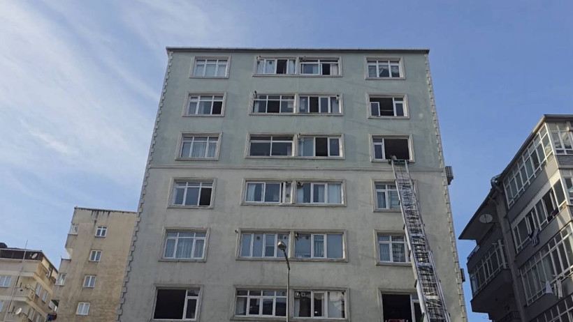 İstanbul'da Duvarlarında Çatlaklar Oluşan 7 Katlı Bina Boşaltıldı - Resim : 1