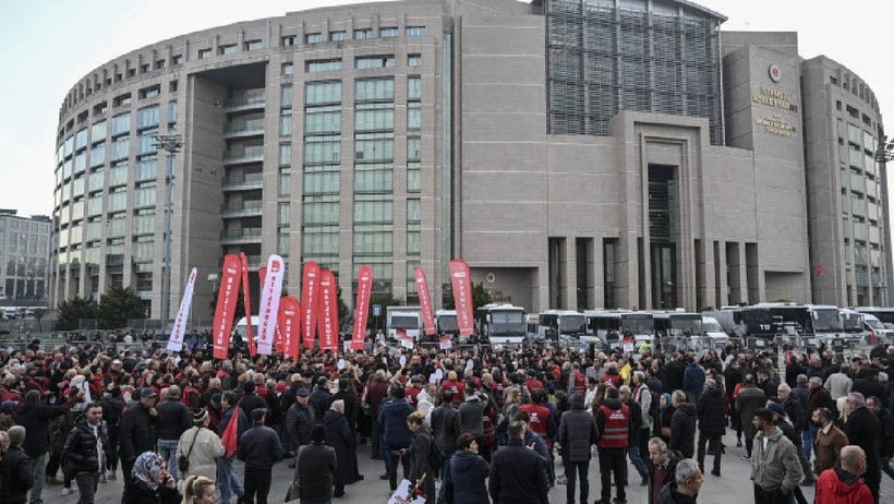 CHP Lideri Özgür Özel'den Adliye Önündeki Polis Müdahalesine Tepki - Resim : 1