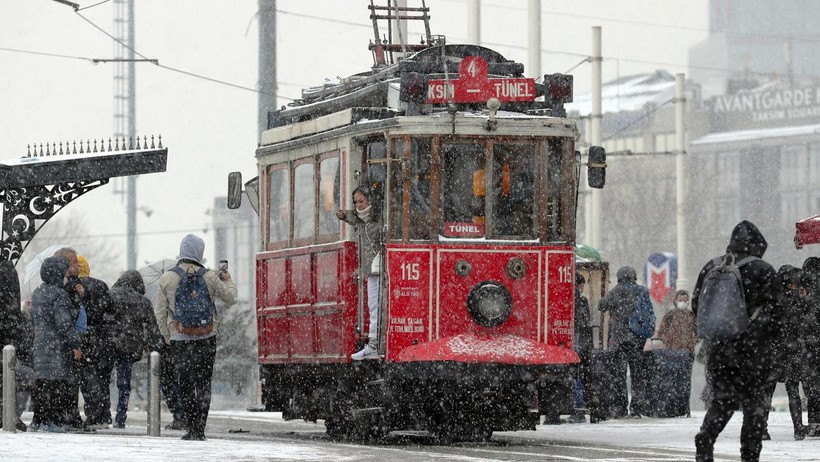 İstanbul'da Beklenen Kar Yağışı Başladı: Alarm Verildi, Uçuşlar İptal Edildi - Resim : 8