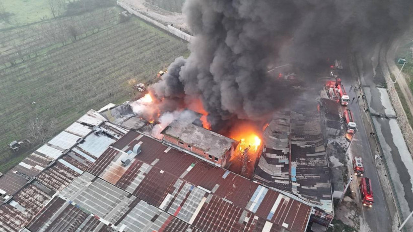 Bursa'da Geri Dönüşüm Tesisinde Başlayan Yangın Fabrikaya Sıçradı - Resim : 1