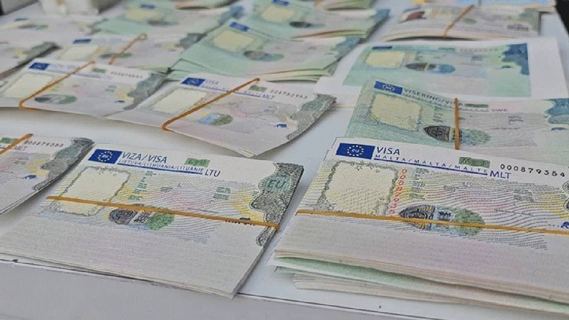 İstanbul'da Sahte Kimlik ve Pasaport Çetesi Çökertildi, 5 Gözaltı - Resim : 1