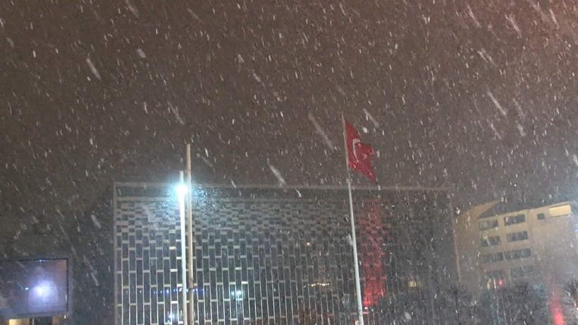 İstanbul Gece Beyaza Büründü: Lapa Lapa Kar Yağdı - Resim : 2