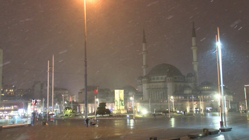 İstanbul Gece Beyaza Büründü: Lapa Lapa Kar Yağdı - Resim : 3