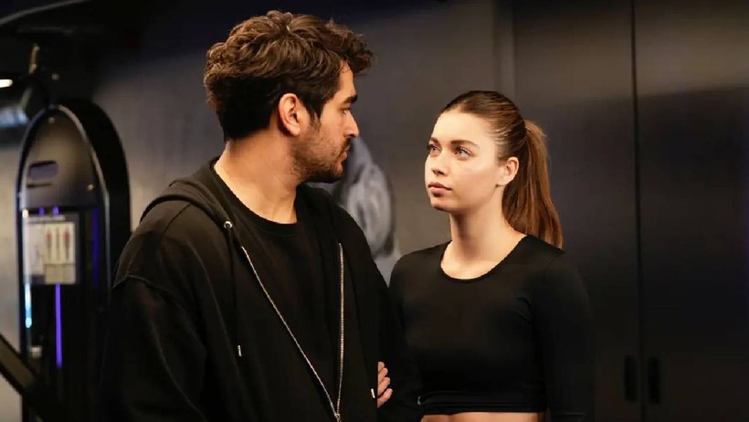 Yalı Çapkını Setinde Büyük Kriz! Afra Saraçoğlu ve Mert Ramazan Demir Yine Yaptı Yapacağını, 'Bu Kaçıncı?' - Resim : 3