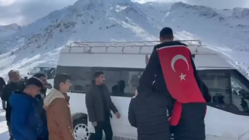Kardan Kapanan Yol Asker Uğurlaması İçin Açıldı - Resim : 1