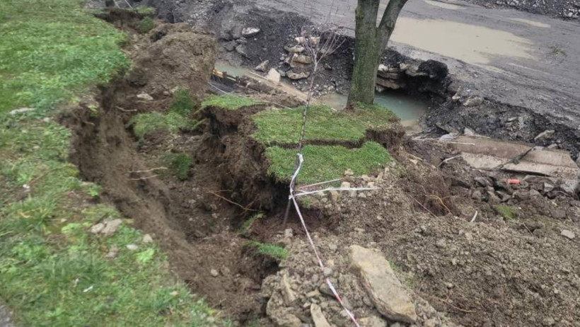 Çay Yatağında Heyelan, İstinat Duvarı Yıkıldı - Resim : 1