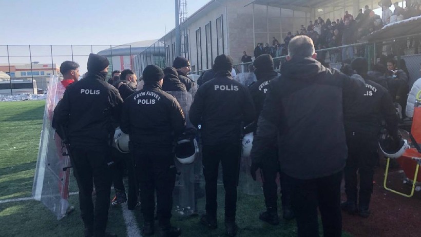 Futbol Maçında Tansiyon Yükseldi, Goller Değil Yumruklar Yarıştı - Resim : 2