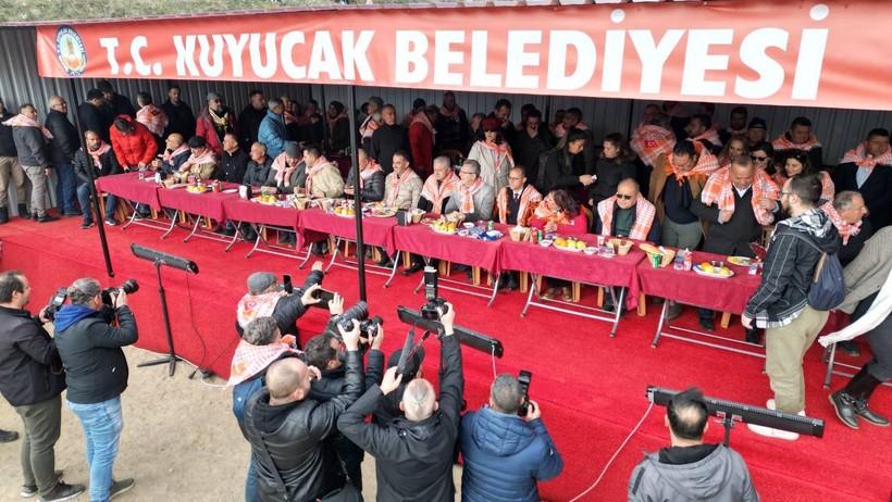 CHP Kuyucak İlçe Yönetimini Kahreden Ölüm, Deve Güreşi İzlerken Yere Yığıldı - Resim : 2