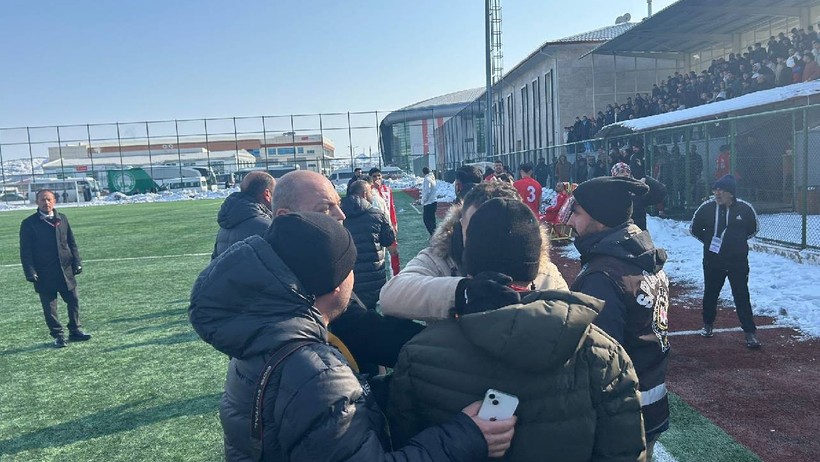 Futbol Maçında Tansiyon Yükseldi, Goller Değil Yumruklar Yarıştı - Resim : 1