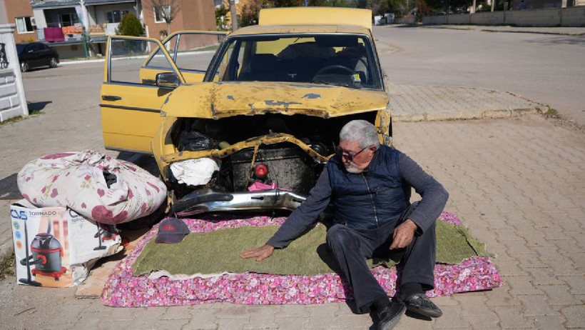 4 Aydır Arabada Yaşayan Adamın İlginç Hikayesi, ‘Eşim Hayatımı Zehir Etti’ Diyerek Anlattı - Resim : 1