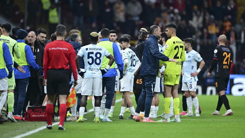 Galatasaray Maçında Sahadan Çekilmişti: Adana Demirspor'da Üst Düzey İstifa - Resim : 1