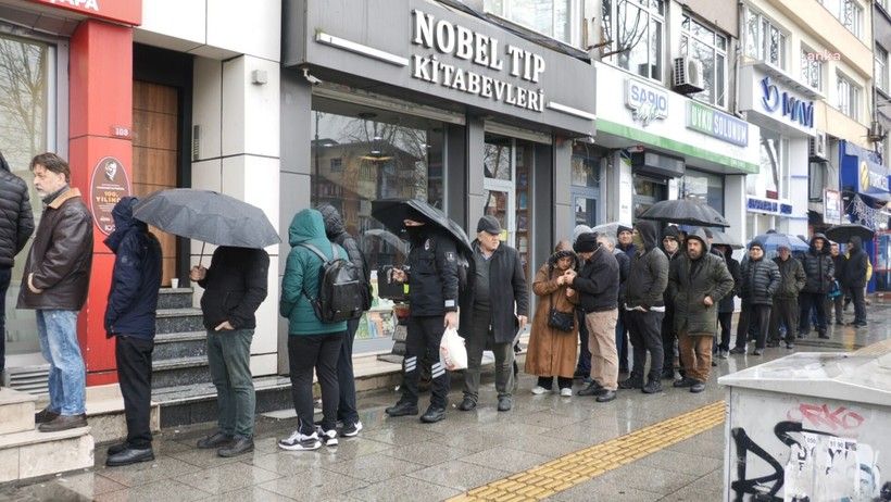 Geçim Derdi Soğuk Havayı Dinlemedi... Bitmeyen Kuyruk Çilesi, Yağmur Altında Saatlerce Bekleyiş - Resim : 1
