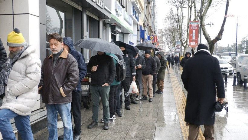 Geçim Derdi Soğuk Havayı Dinlemedi... Bitmeyen Kuyruk Çilesi, Yağmur Altında Saatlerce Bekleyiş - Resim : 2