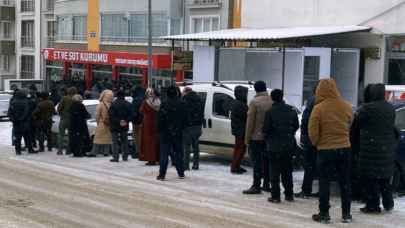 Geçim Derdi Soğuk Havayı Dinlemedi... Bitmeyen Kuyruk Çilesi, Yağmur Altında Saatlerce Bekleyiş - Resim : 3