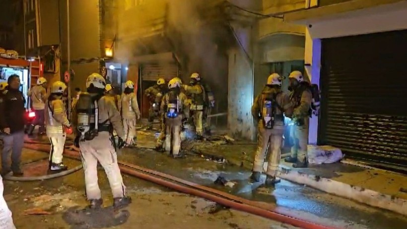 Beyoğlu'nda 3 Katlı Binada Yangın - Resim : 2