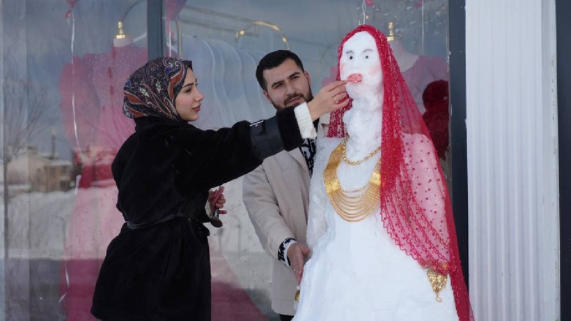Kardan Gelin’e Takılan Takı Dudak Uçuklattı, Hem Halay Çekti Hem de Poz Verdi - Resim : 1