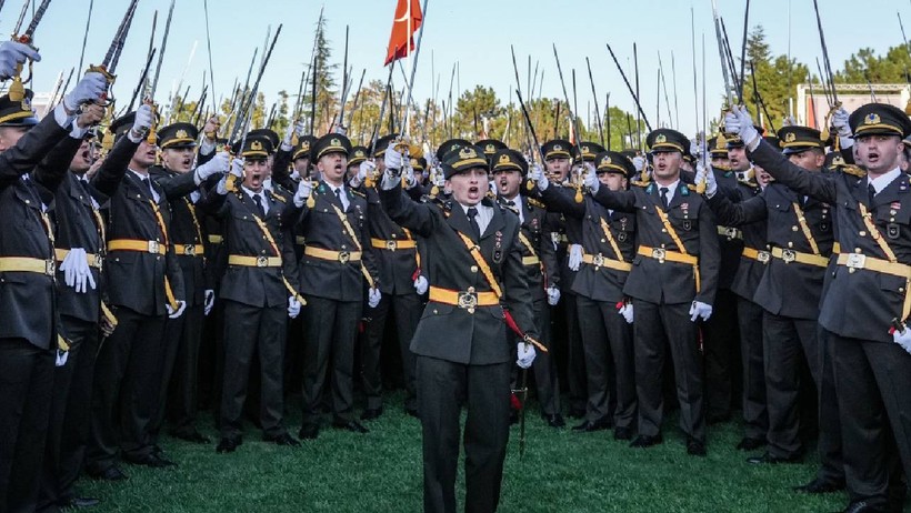 Özgür Özel Görüşmenin Detaylarını Anlattı: AKP'ye Katılan Serap Yazıcı CHP'nin de Kapısını Çalmış - Resim : 2