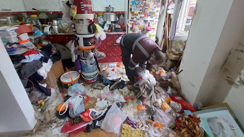 Kötü Kokular Harekete Geçirdi, Evden 10 Kamyon Çöp Çıktı - Resim : 1