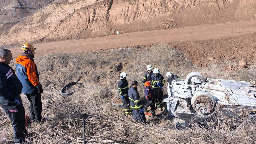 Batman’da Otomobil Şarampole Devrildi, 3 Yaralı - Resim : 1