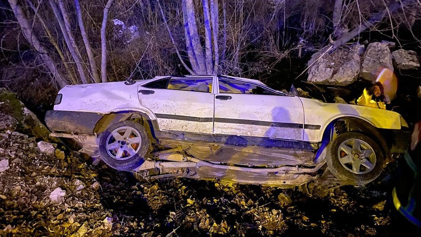 Adıyaman'da Otomobil Uçuruma Yuvarlandı, 3 Yaralı - Resim : 1
