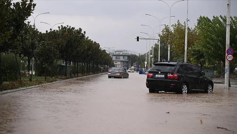 Önce Deprem Şimdi Sel! Yunanistan Felaketleri Art Arda Yaşıyor - Resim : 1