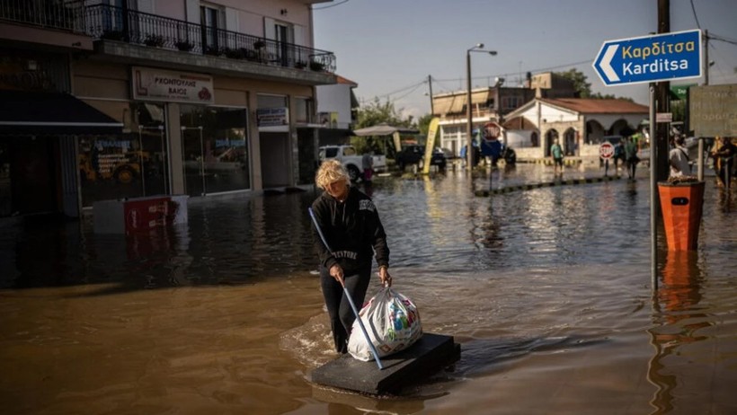 Önce Deprem Şimdi Sel! Yunanistan Felaketleri Art Arda Yaşıyor - Resim : 2