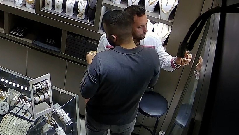 Kuyumcudan 3 Kilo Altın Çaldı, Suçu 'Şeytan'a Attı - Resim : 1