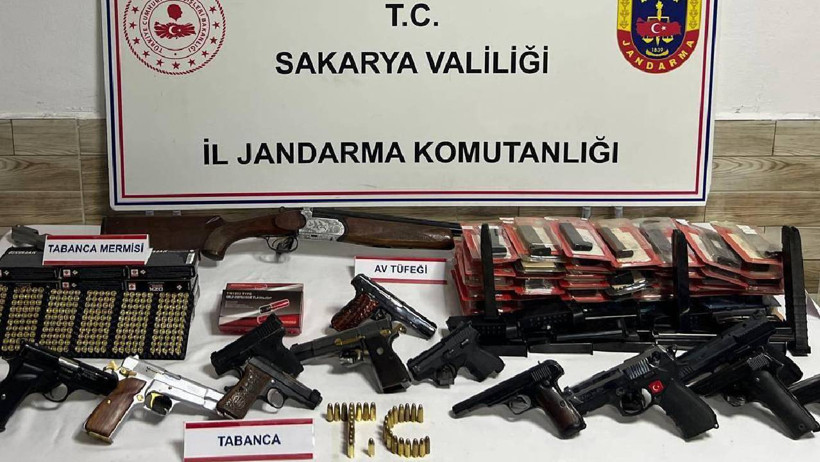 Polis Baskınında Şaşırtan Manzara, Hemen Gözaltına Alındı - Resim : 1