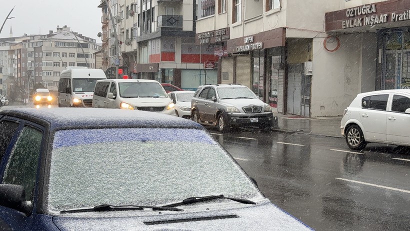 İstanbul'da Beklenen Kar Yağışı Başladı: O İlçe Beyaza Büründü - Resim : 1