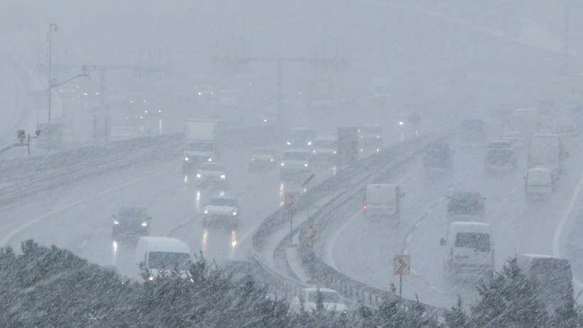 İstanbul'da Kar Esareti, Sabiha Gökçen'de Uçaklar Havada Tur Atıyor - Resim : 2