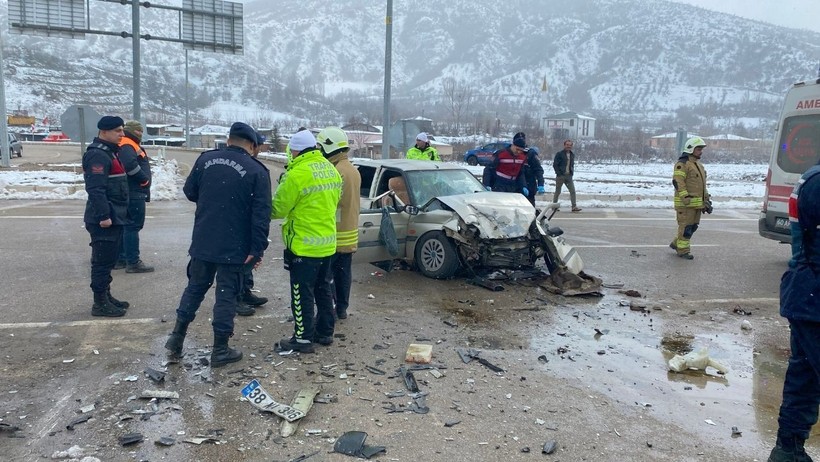 Tokat'ta Korkunç Kaza: 1 Ölü, 2 Yaralı - Resim : 1