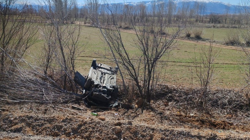 Isparta’da Feci Kaza, Otomobil Şarampole Yuvarlandı - Resim : 1