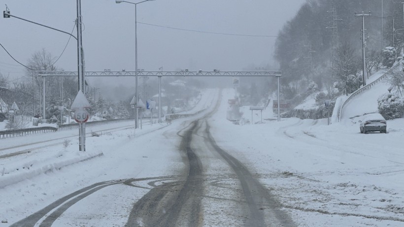Bolu Dağı Geçişi Ulaşıma Açıldı: Küçük Araçların Geçişine İzin Veriliyor - Resim : 1