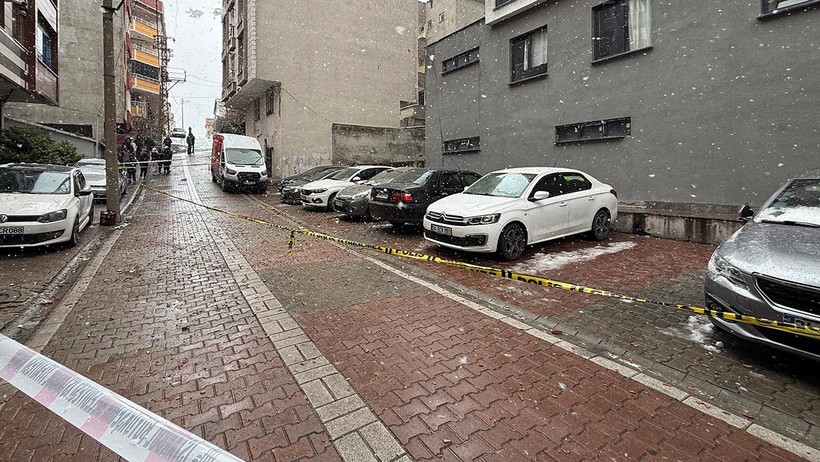 İstanbul’da Korkutan Anlar! Bir Binaya Yıldırım Düştü, Yaralı Var - Resim : 1
