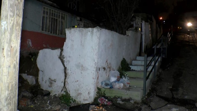İstanbul'da Yürekler Ağza Geldi: Yol Çöktü, 4 Bina Boşaltıldı - Resim : 1