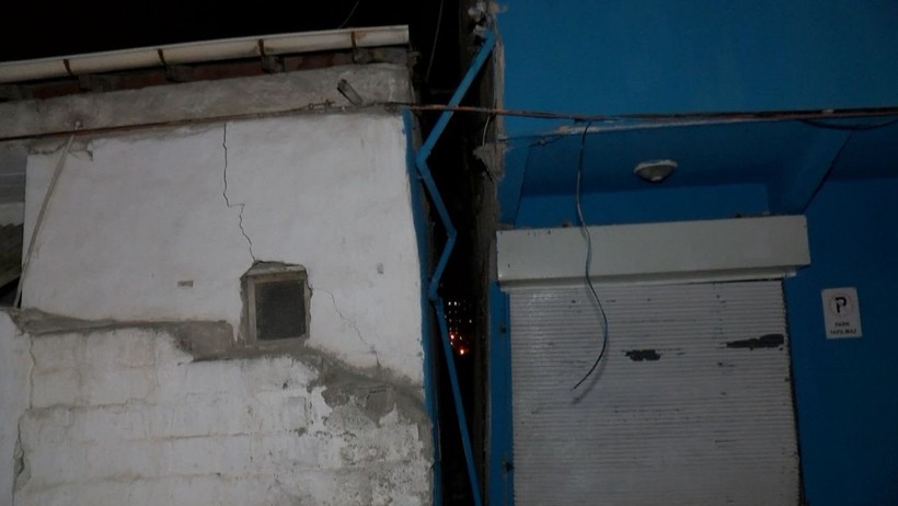 İstanbul'da Yürekler Ağza Geldi: Yol Çöktü, 4 Bina Boşaltıldı - Resim : 2