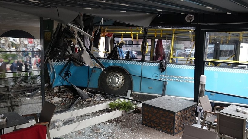 Halk Otobüsü Kafeye Daldı: 4 Yaralı - Resim : 1