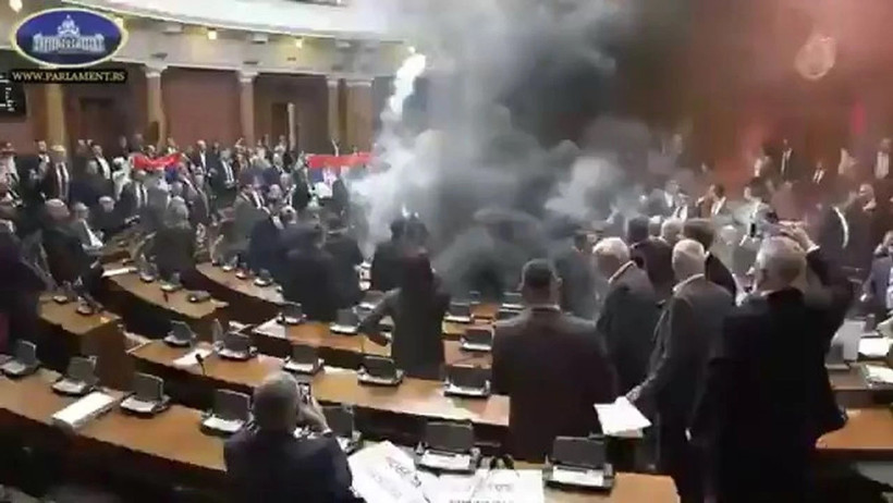 Meclis mi Savaş Meydanı mı? Sis Bombası Atıp Meşale Yaktılar, Vekil Beyin Kanaması Geçirdi - Resim : 1