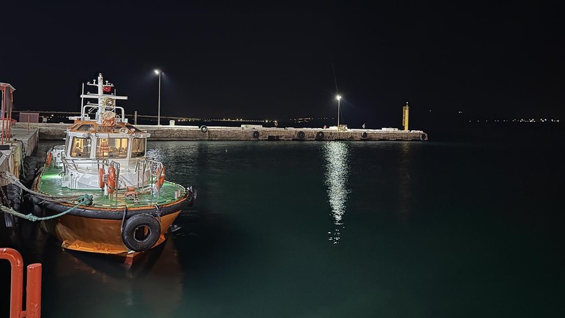 Çanakkale Boğazı'nda Hareketli Dakikalar: Kılavuz Kaptan Gemiye Binmek İsterken Denize Düştü - Resim : 1