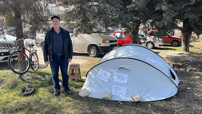 Mahkemenin Kararını Beğenmedi, Adliye Önüne Çadır Kurdu - Resim : 3