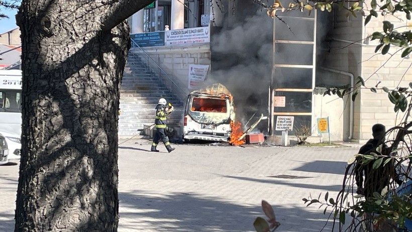 Eskişehir’de Faciadan Dönüldü! Alev Topuna Dönen Minibüsteki 4 Çocuk Son Anda Kurtarıldı - Resim : 2